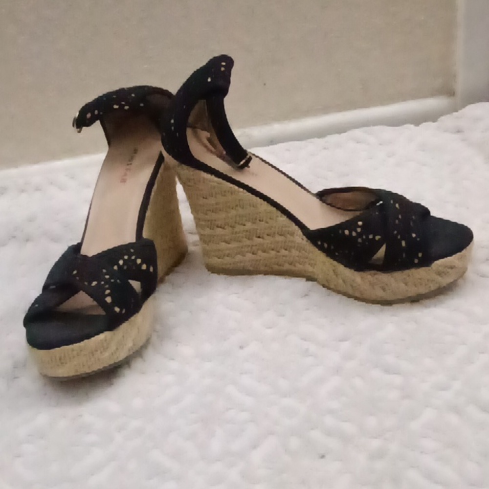 Black wedges